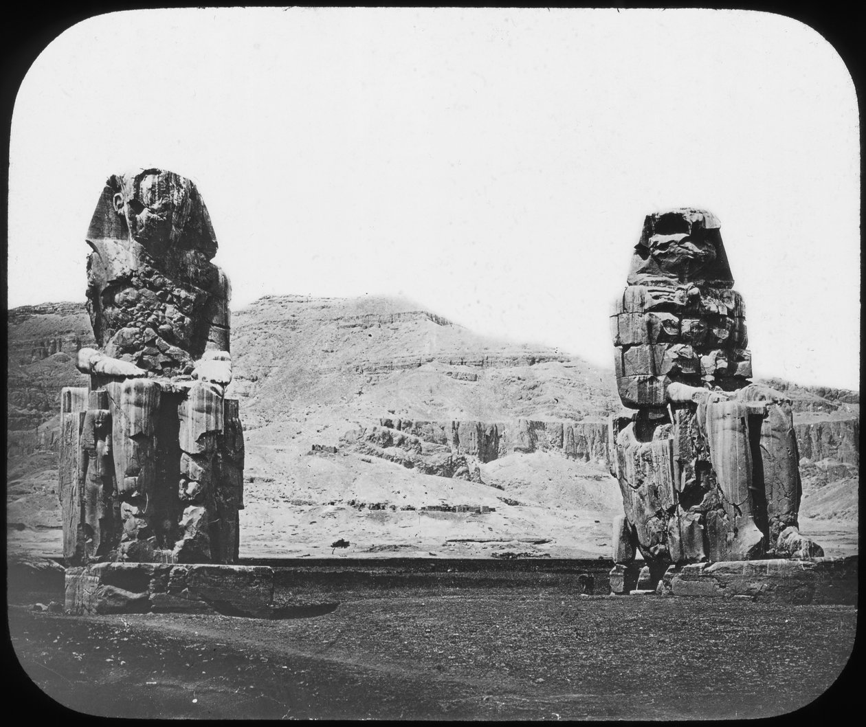 Colossos de Memnon, Luxor Thebes, Egito, c1890 de Newton and Co