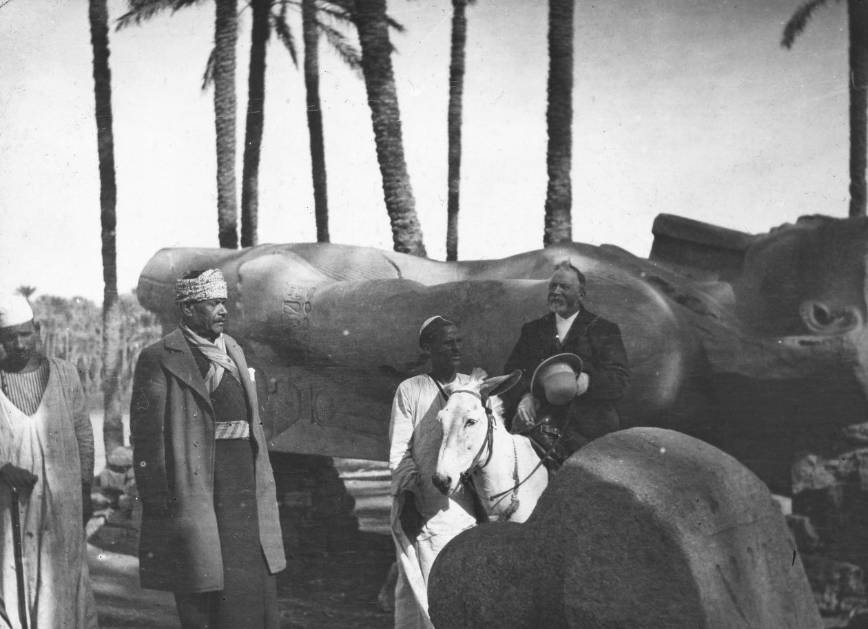 Estátua monumental caída de Ramsés II, Memphis, Egito, c1890. de Newton and Co