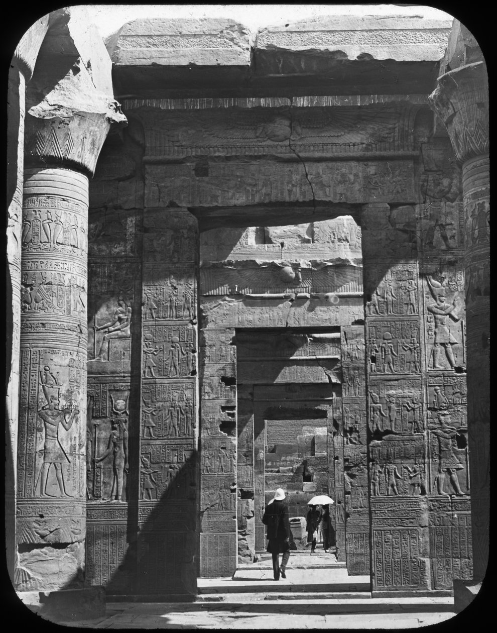 Entrada do templo, Kom Ombo, Egito, c1890 de Newton and Co