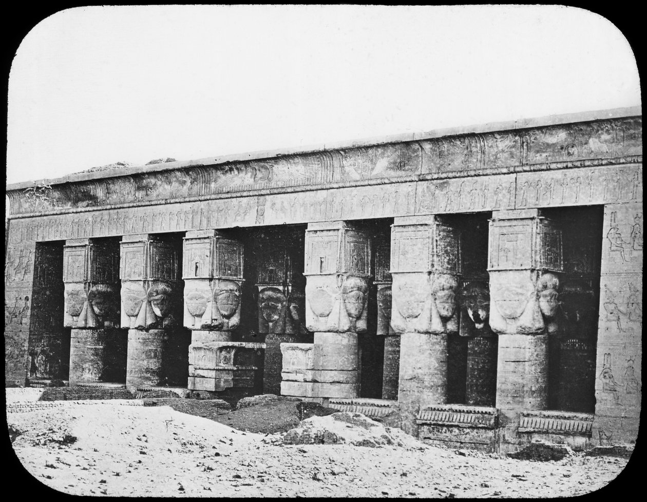 Templo de Hathor, Dendera, Egito, c1890. de Newton and Co