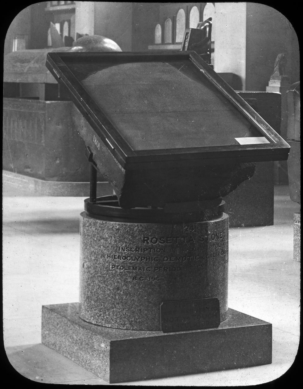 A pedra de Rosetta, Museu Britânico, Londres, c1890 de Newton and Co