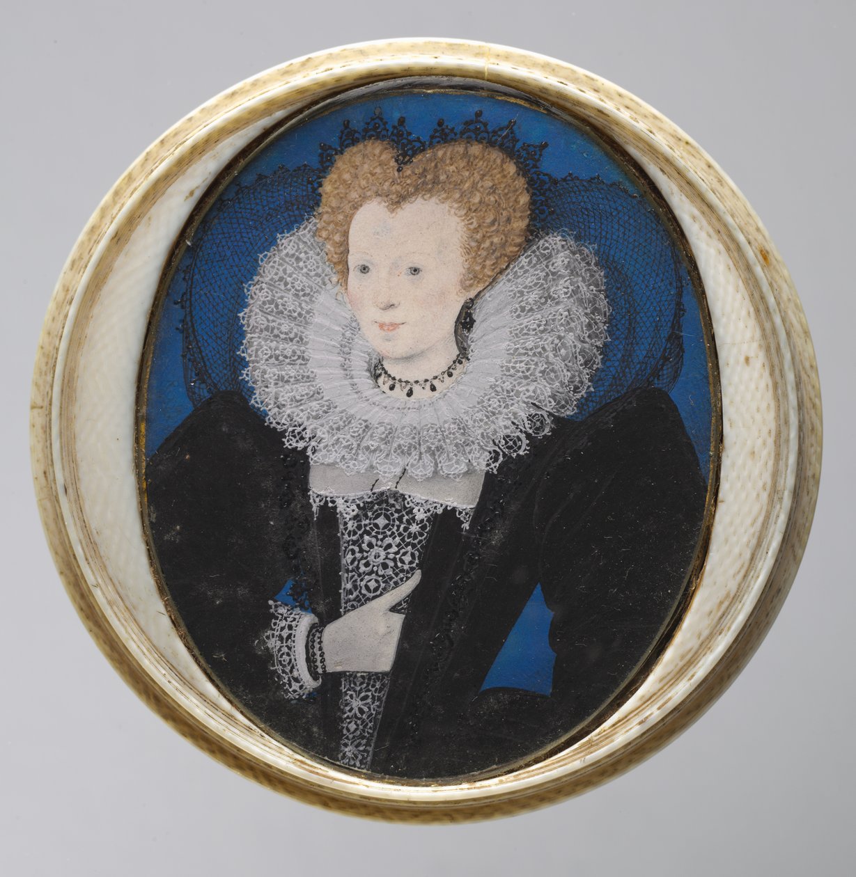 Retrato de uma Mulher, c.1590 (aquarela em velino em caixa de marfim original virada) de Nicholas Hilliard