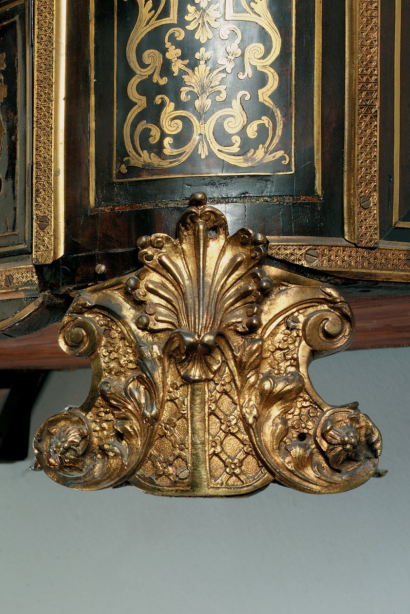 Detalhe de uma cômoda Luís XIV (ormolu, latão, tartaruga e boulle de ébano) (ver também 486114-19) de Nicholas Sageot