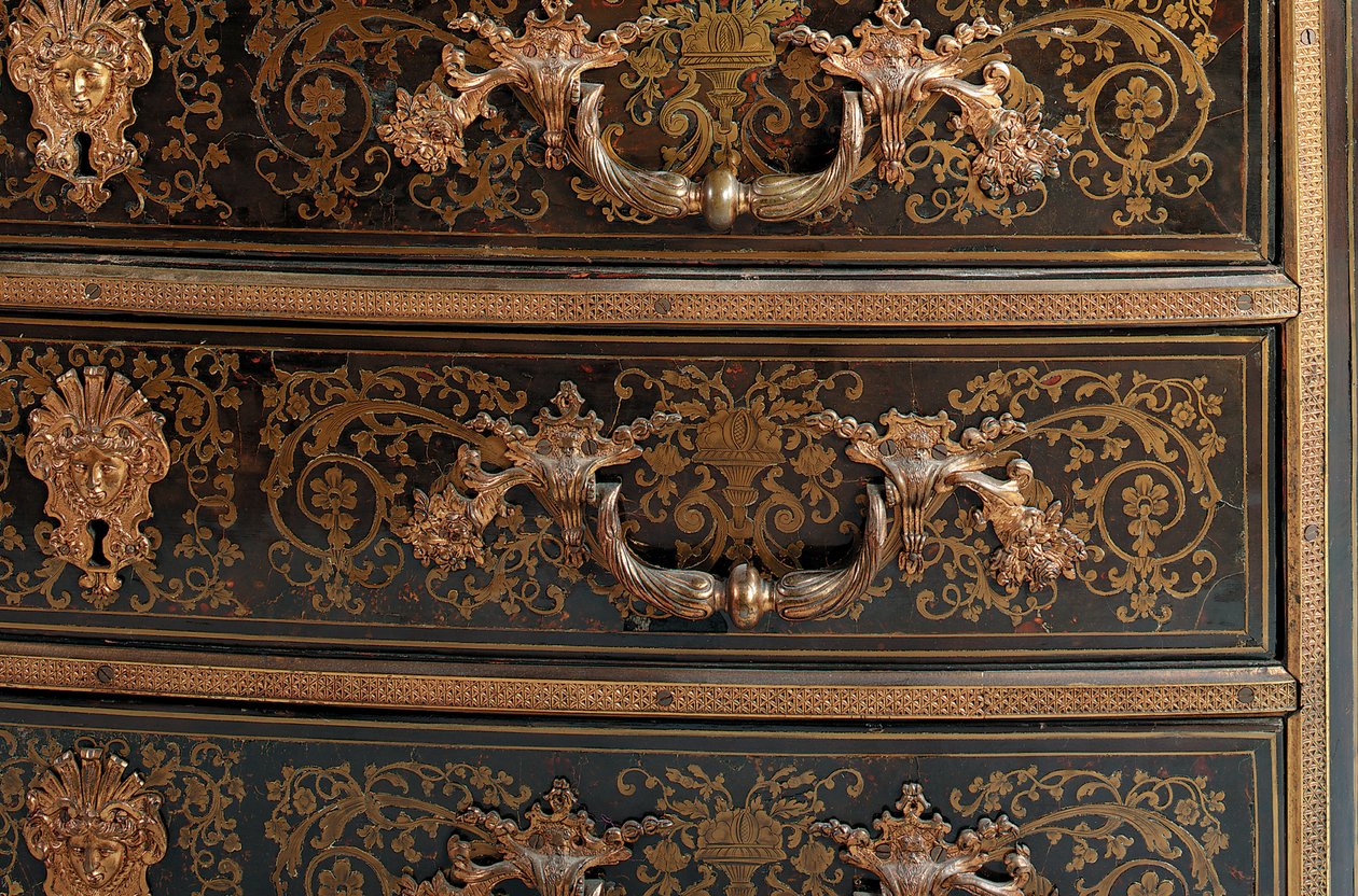 Detalhe de uma cômoda Luís XIV (ormolu, latão, tartaruga e boulle de ébano) (ver também 486114-19) de Nicholas Sageot