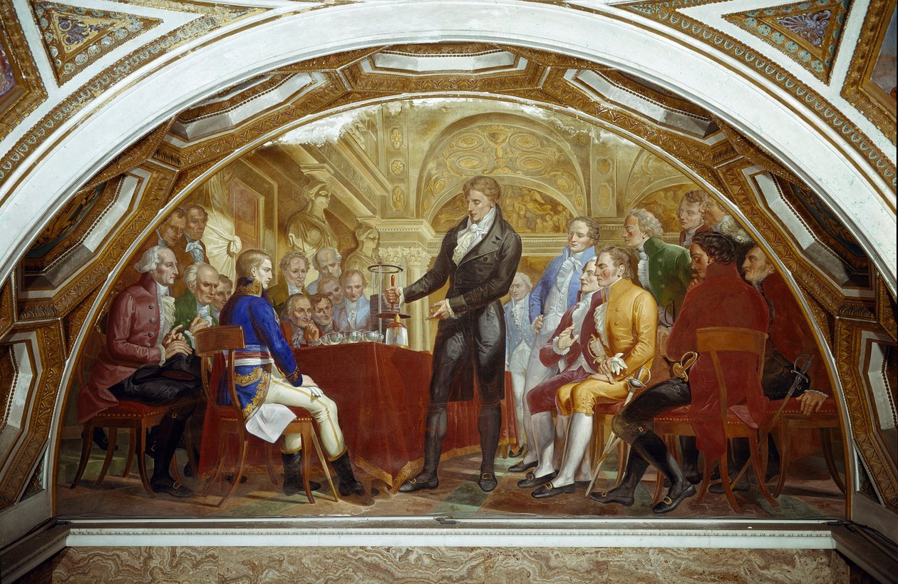 Alessandro (Alexandre) Volta (1745-1827) apresentou em 1801 ao cônsul Napoleão Bonaparte (1769-1821) no Institut national de France os resultados de suas experiências que lhe permitiram inventar a bateria elétrica Derriere Napoleon, pelo cientista francês de Nicola Cianfanelli