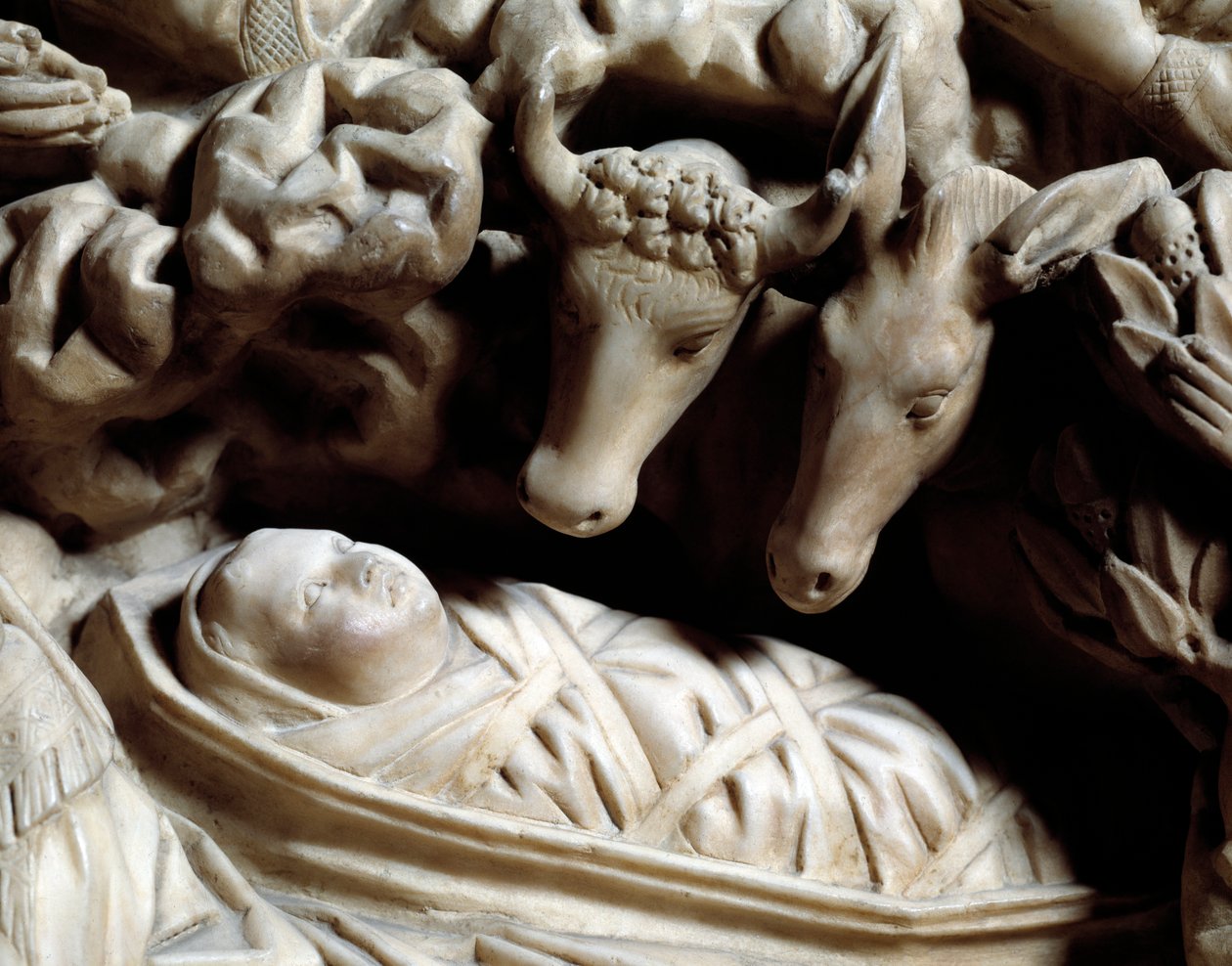Arte e arquitetura gótica: o nativite - Detalhe dos baixos-relevos da mesa de mármore que Nicola Pisano (1215/20-1278/84) fez entre 1266 e 1268 (Detalhes do púlpito de mármore, natividade) Cathedrale Notre-Dame-de-l