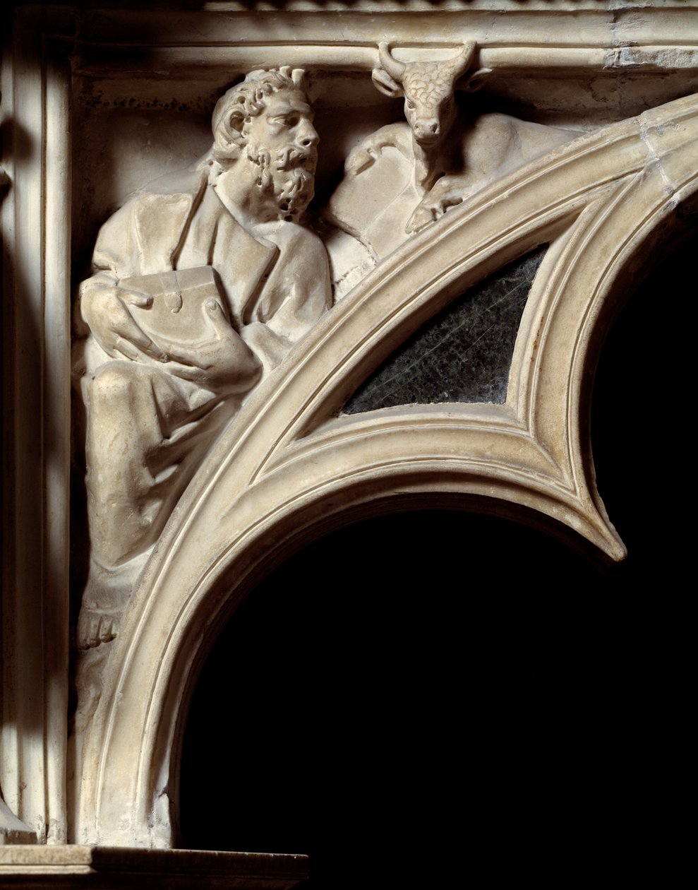 Arte Gótica: São Lucas Evangelista, detalhe dos arcos do púlpito de mármore de Nicola Pisano