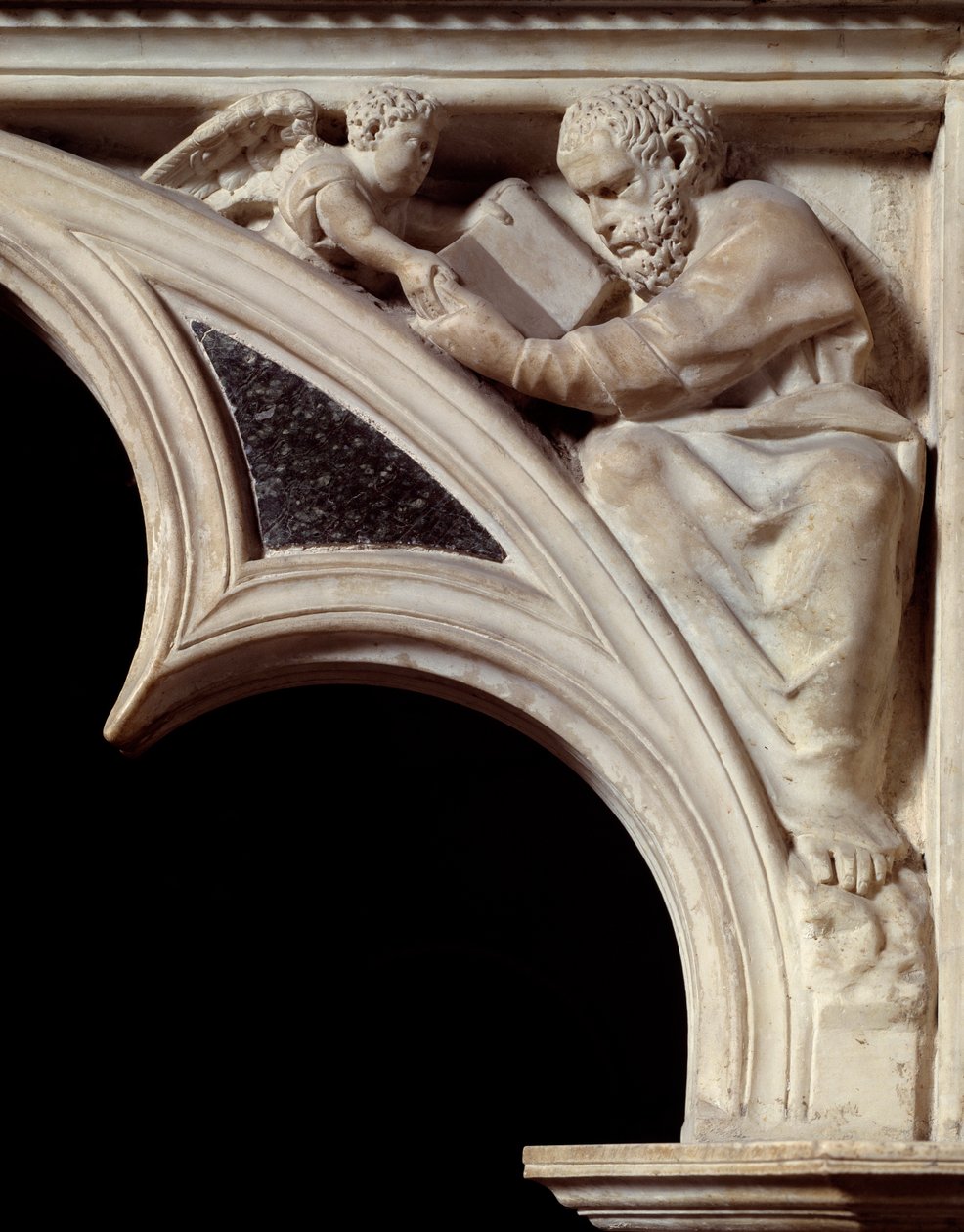Arte Gótica: detalhe “” Saint Mathieu Evangelist ”” dos arcos do púlpito de mármore esculpido por Nicola Pisano de Nicola Pisano