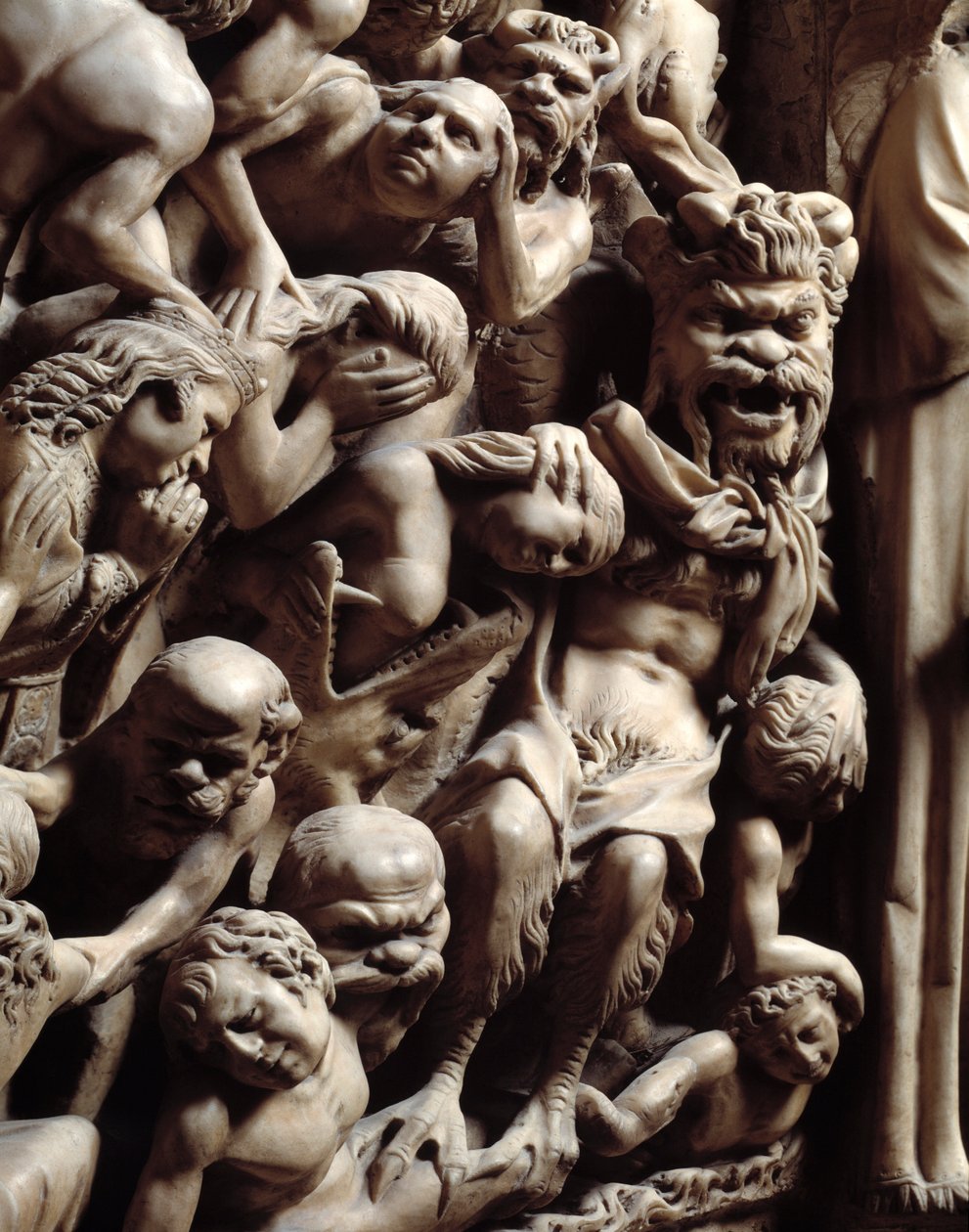 Arte Gótica: detalhe de relevos representando condenações ao inferno no juízo final, púlpito de mármore de Nicola Pisano de Nicola Pisano