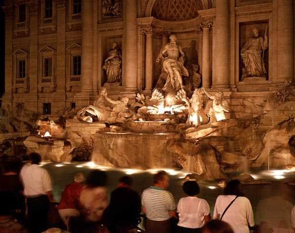 Vista da Fonte de Trevi à noite, construída em 1732-62 (mármore) de Nicola Salvi