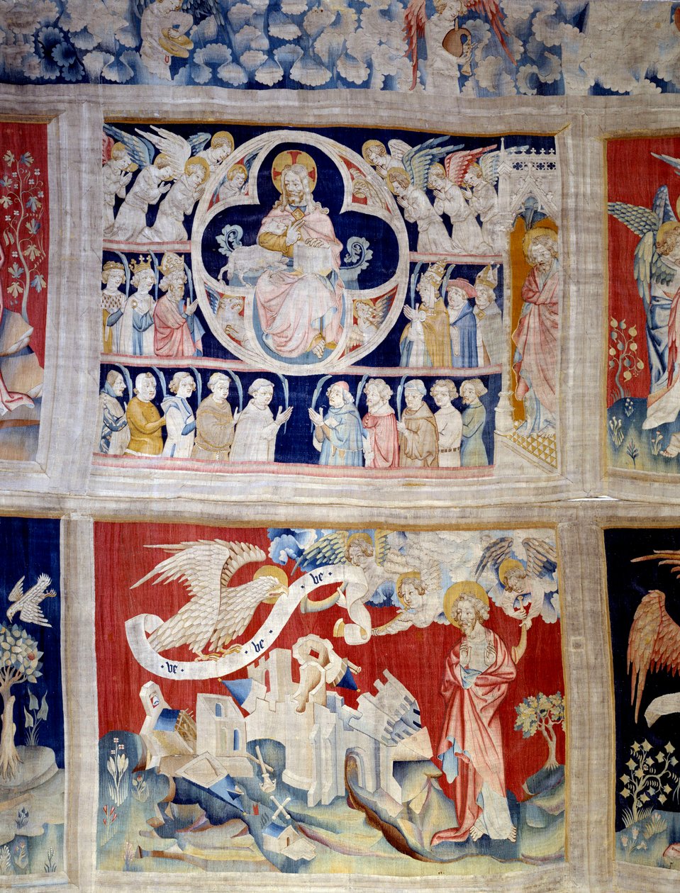 Cortina do Apocalipse (1373-1383), n. 13: Deus e o Cordeiro, símbolo de Cristo. Abaixo, n. 20, os três anjos libertam os poderes. Tapeçaria de Nicolau Bataille (1330-1405) de Nicolas Bataille