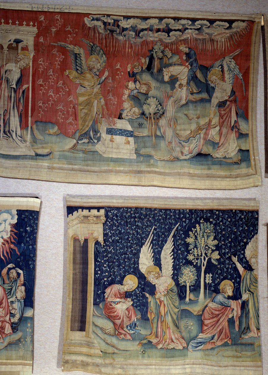 Pendurado de Apocalipse (1373-1383), n. 61: o quinto anjo derramou sua garrafa sobre o trono do Bete, o sexto vazio sobre o Eufrates. Abaixo, n. 70, o companheiro de serviço dita a São João e o aconselha a adorar a Deus e não a ele. Tapeçaria de Ni de Nicolas Bataille
