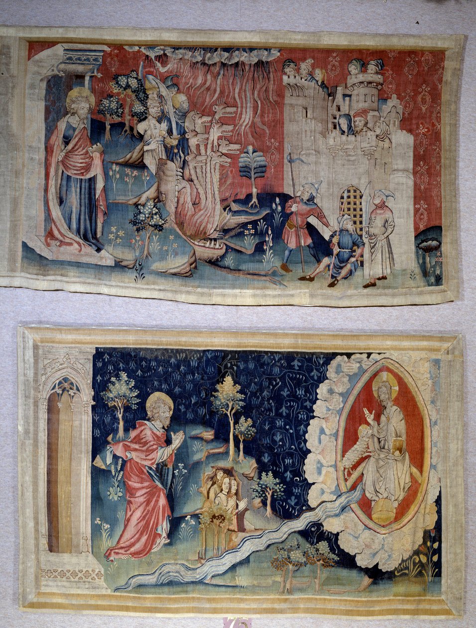 Pendurado de Apocalipse (1373-1383), n. 72: Satanás sitia a Cidade. N. 74: São João diante de Cristo. Tapeçaria de Nicolau Bataille (1330-1405) de Nicolas Bataille