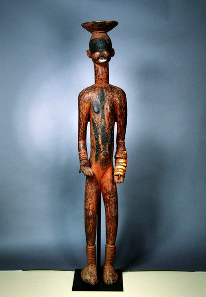 Estátua feminina (madeira, couro, fibra vegetal, marfim e tinta) de Nigerian