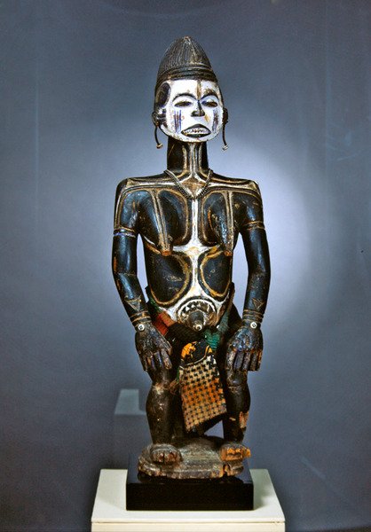 Estátua feminina, Idoma (madeira, tinta e tecido) de Nigerian