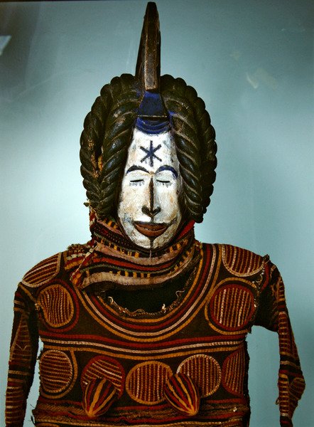 Máscara de Mawo, Ibo (madeira, tinta e tecido) de Nigerian