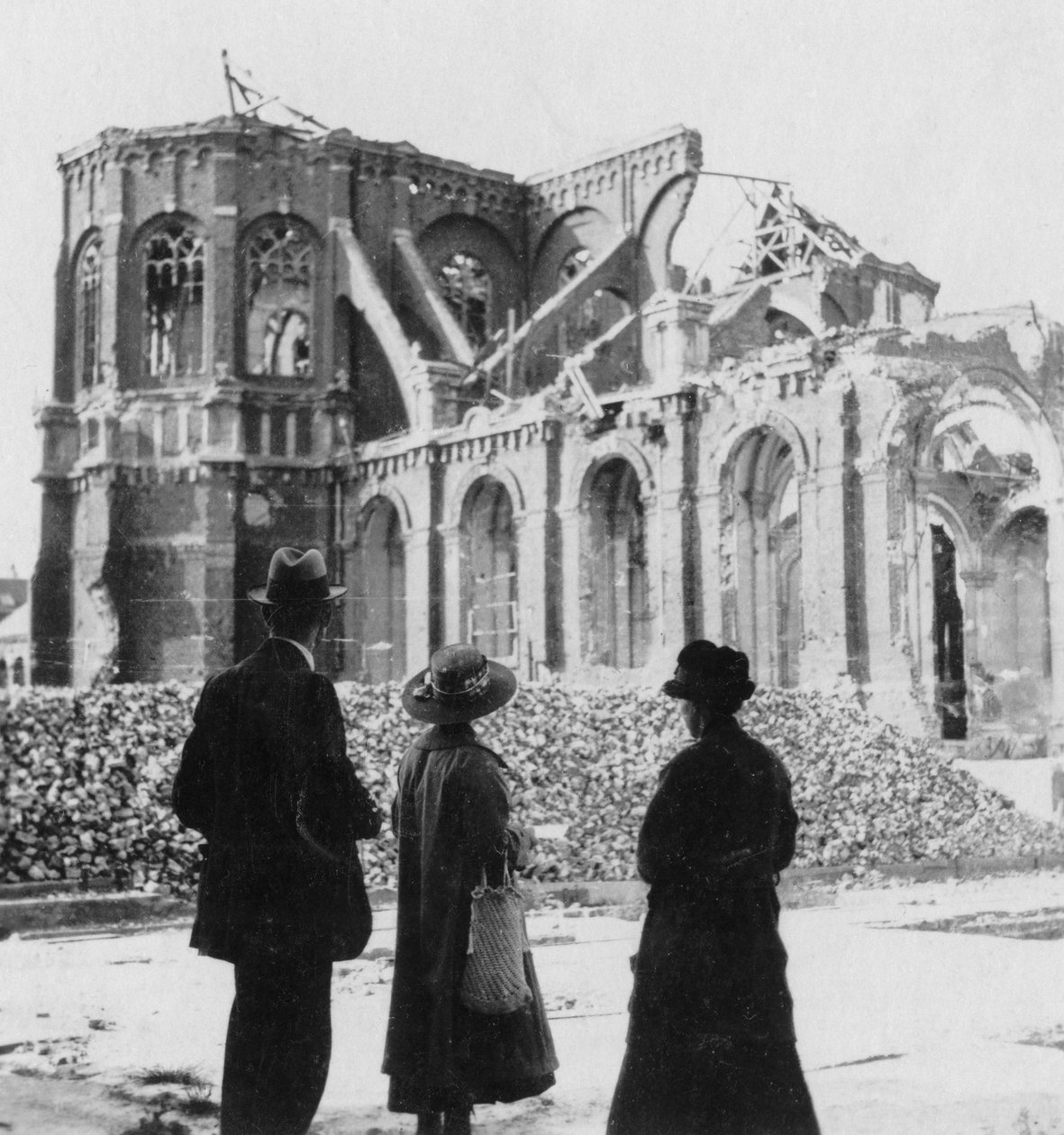 Danos à Igreja de Notre Dame, Armentières, França, Primeira Guerra Mundial, c1914-c1918 de Nightingale and Co