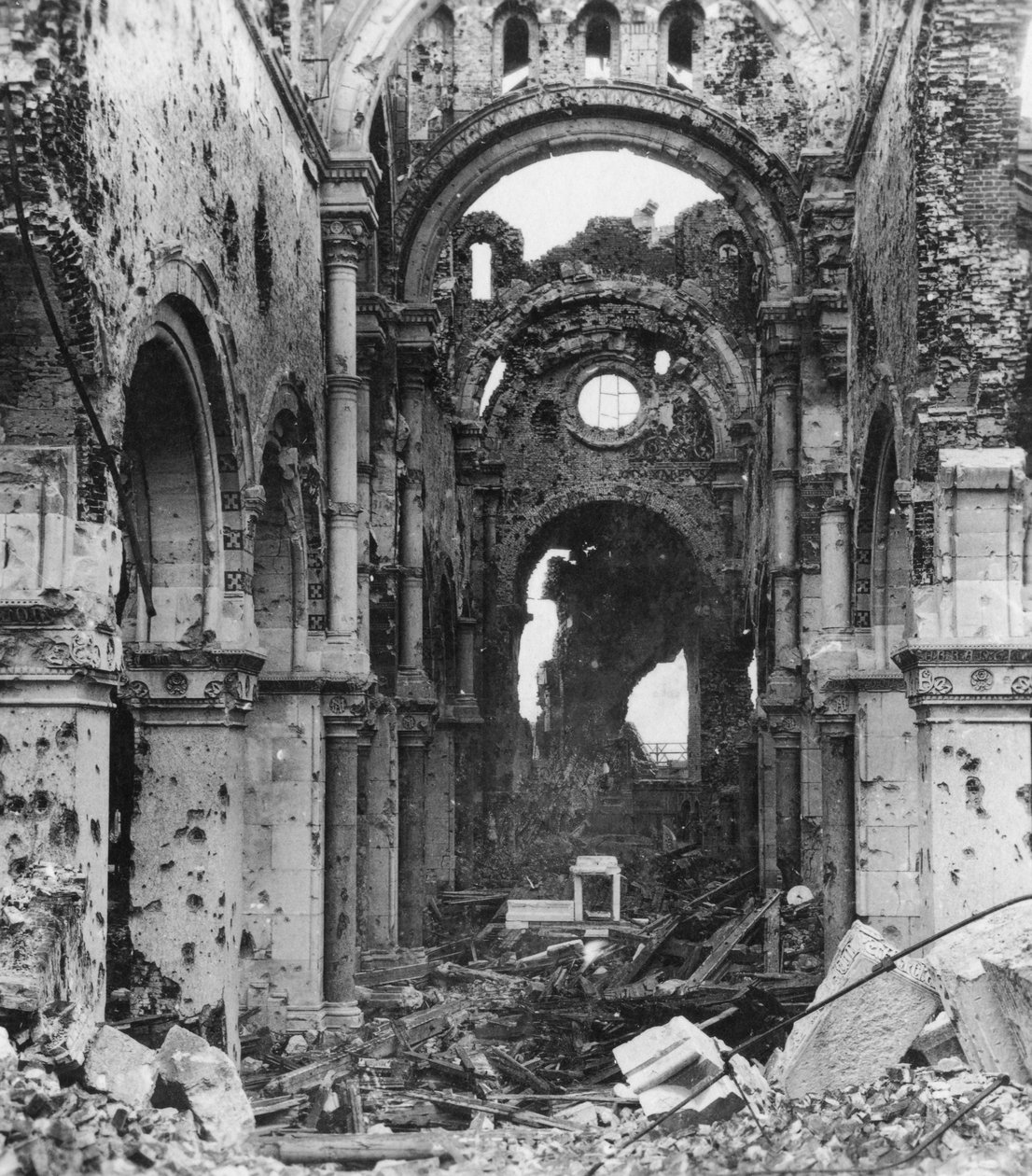 Danificado interior da Catedral de Albert, França, Primeira Guerra Mundial, c1914-c1918 de Nightingale and Co
