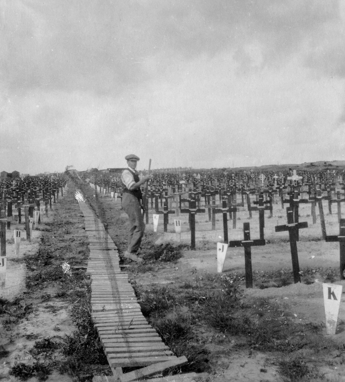 Cemitério da cratera Hooge, perto de Ypres, Bélgica, Primeira Guerra Mundial, c1917-c1918 de Nightingale and Co