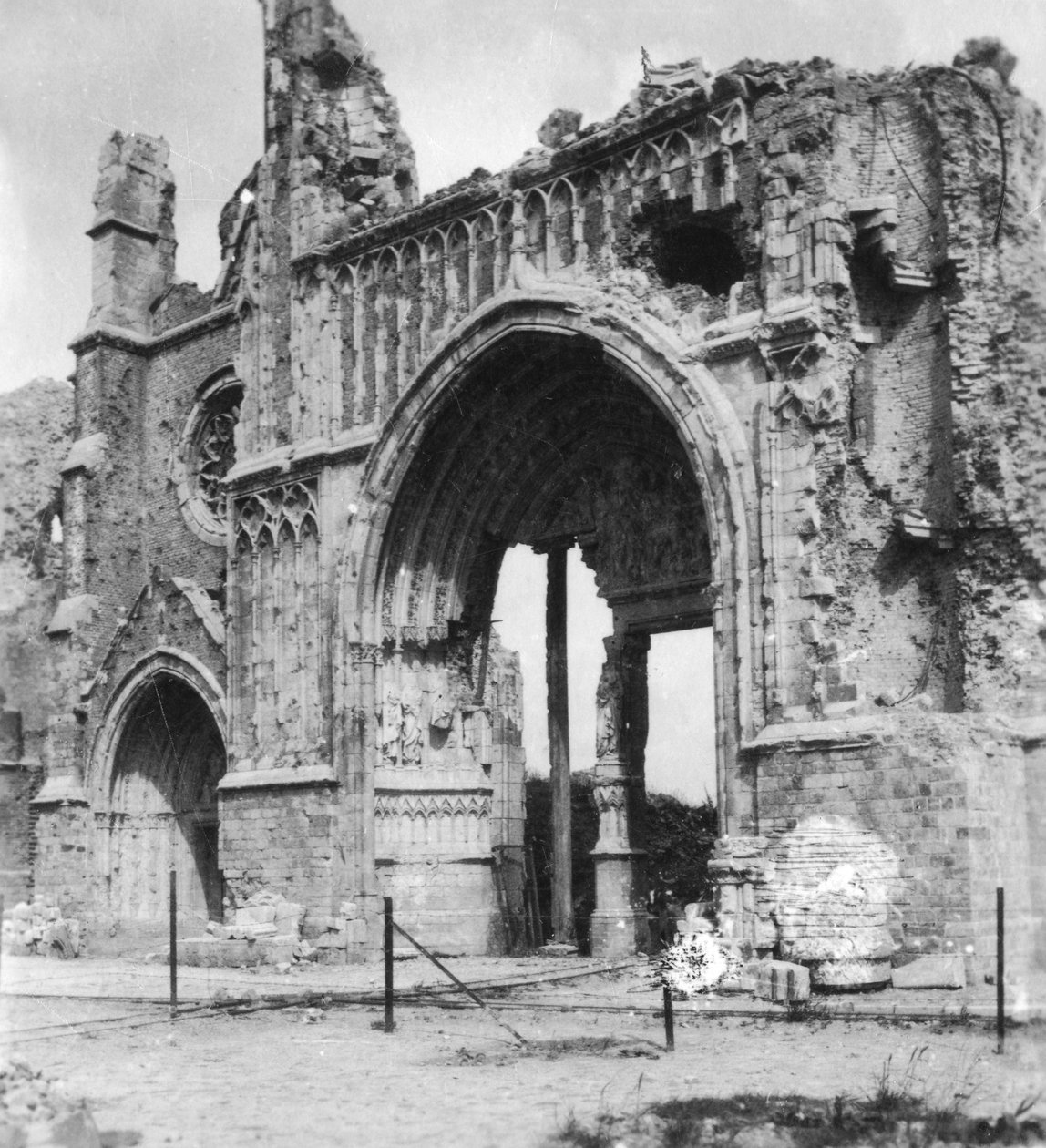 Ruínas da catedral, Ypres, Bélgica, Primeira Guerra Mundial, c1914-c1918 de Nightingale and Co