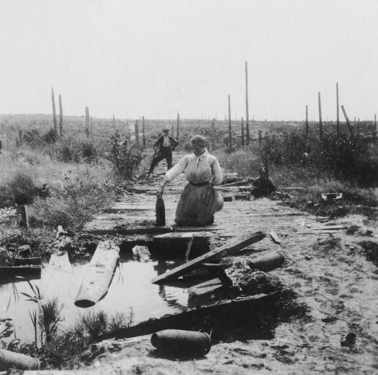 The Main Road, Hill 60, Bélgica, Primeira Guerra Mundial, c1914-c1918 de Nightingale and Co