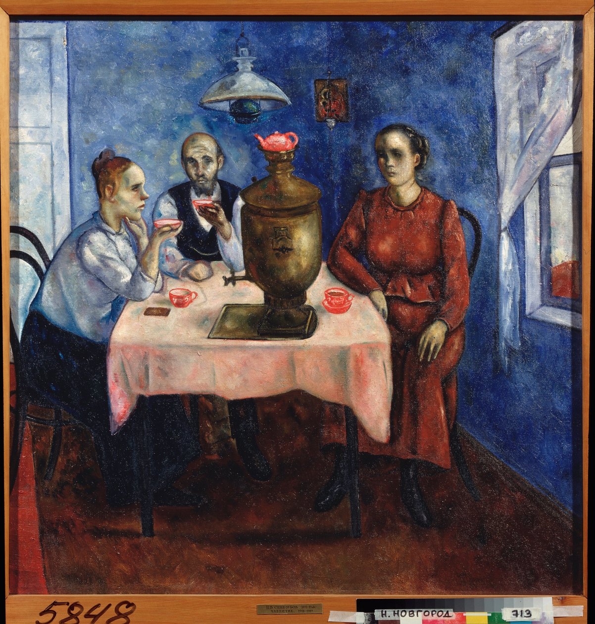 Hora do chá (Cena da vida quotidiana, uma triste família a beber chá reunida em torno de um samovar) - Beber chá - Pintura de Nikolai Vladimirovich Sinezubov (Nicolas Sinezouboff) (1891-1956), óleo sobre tela de Nikolay Vladimirovic Sinezubov