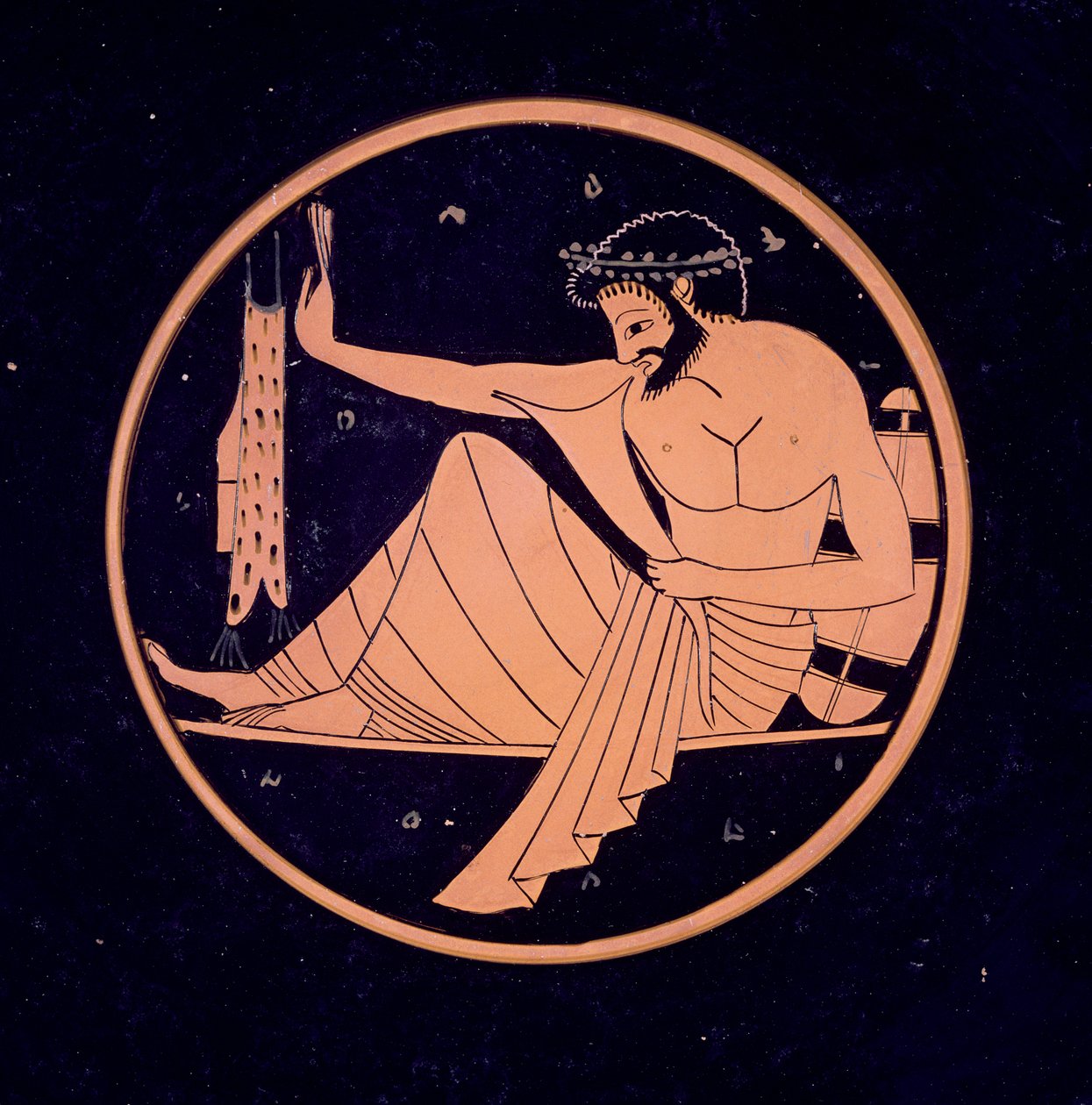 GR.1-1927 Copa figura ática vermelha, representando um banqueiro com chifre de beber, 520-510 aC (barro) de Nikosthenes
