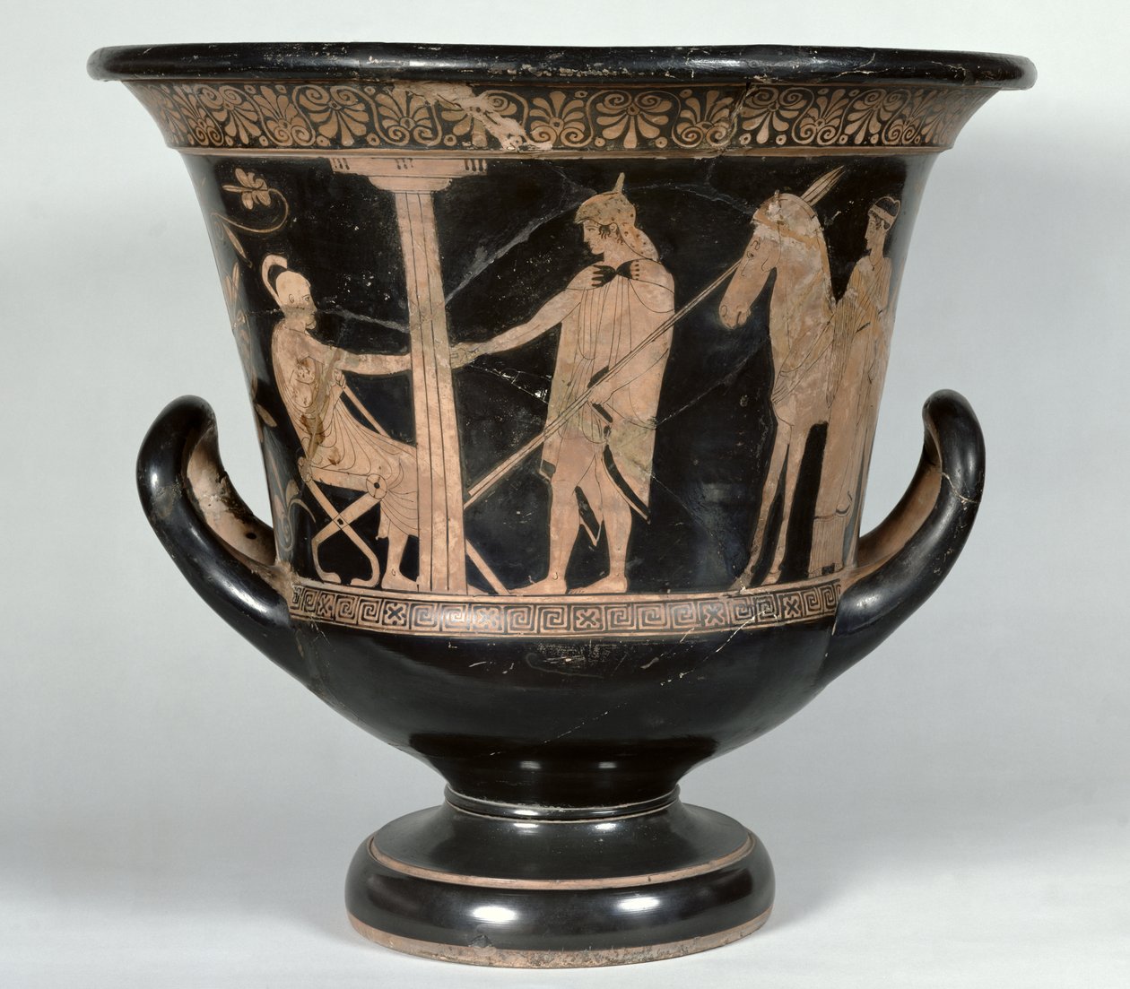Krater kalyx ático de figuras vermelhas representando um hoplita que retorna da guerra (cerâmica) (ver também 39291) de Niobid Painter
