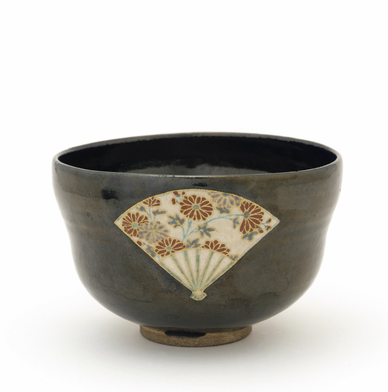 Bacia de chá com design de reserva de fãs, Kyoto, Kyoto-fu, período Edo, meados do século 17 (grés com esmalte preto e esmaltes sobre esmalte branco) de Nonomura Ninsei