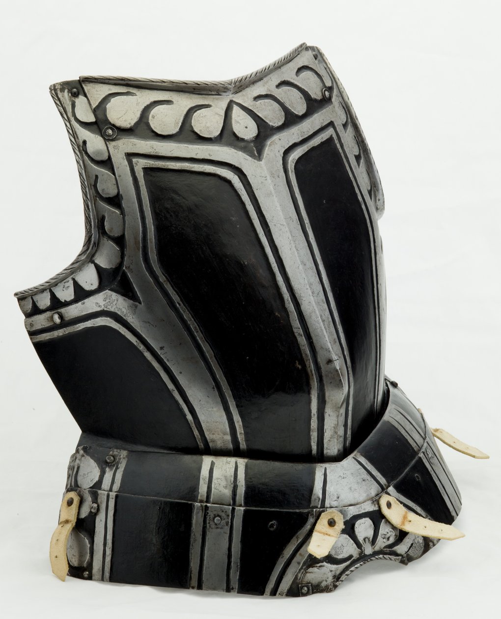 Peitoral, c.1580 (aço pintado com couro moderno) de North German School