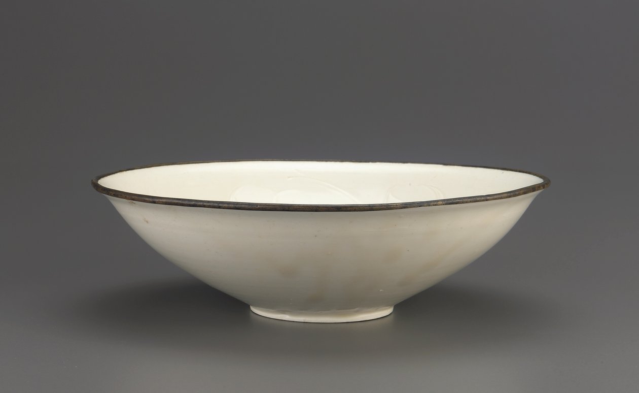 Ding ware tigela com decoração de lótus incisa, província de Hebei, 11-início do século XII (cerâmica) de Northern Song Dynasty Chinese School