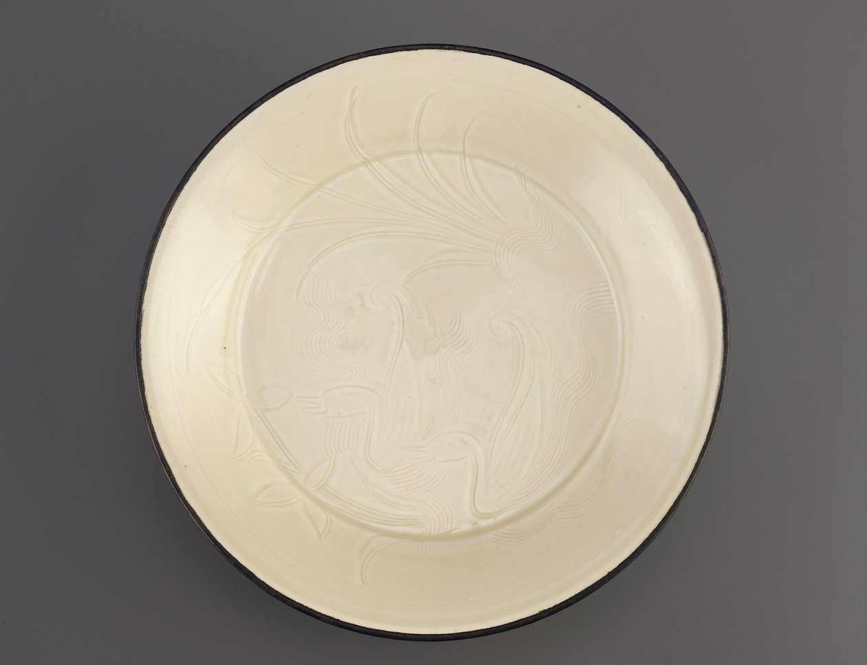 Ding ware prato com decoração incisa de patos, província de Hebei, 11-início do século XII (cerâmica) de Northern Song Dynasty Chinese School