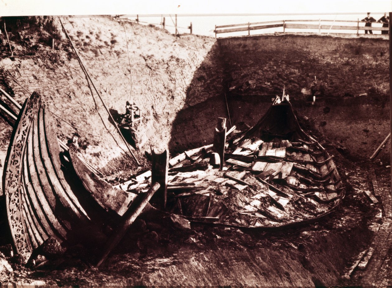 Escavação do longship Viking de Oseberg Descoberto na Noruega, 1904 de Norwegian Photographer