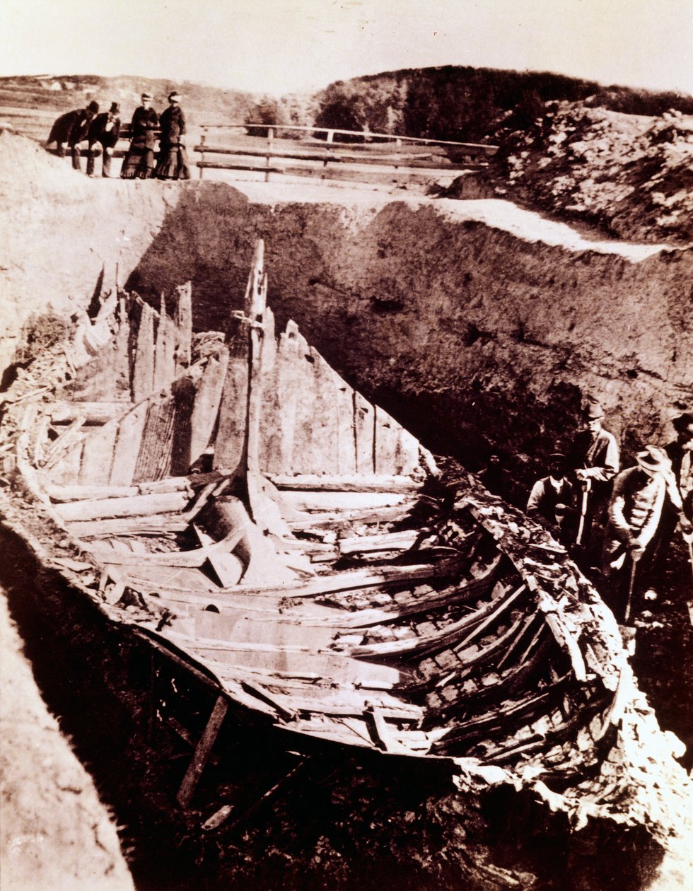 Escavações de longship Viking "Gokstad" descoberto no século IX na Noruega, 1880 de Norwegian Photographer