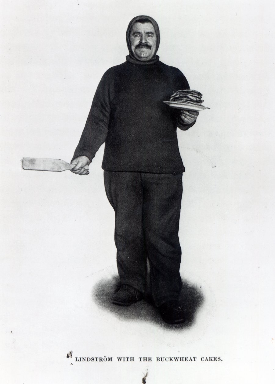 Lindstrom com os bolos de trigo sarraceno, do pólo sul por Roald E. Amundsen, c.1910-12 de Norwegian Photographer