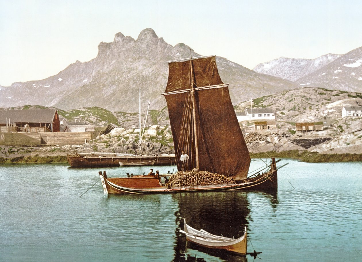 Nordland barco carregando uma carga de troncos, Noruega, 1890-1900 de Norwegian Photographer