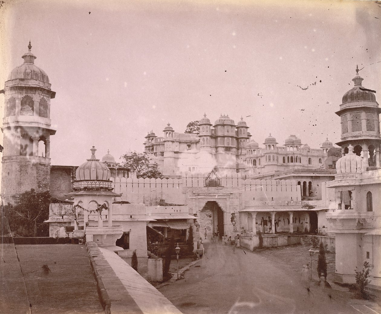 Vista do Palácio da Cidade, com o portão de entrada em primeiro plano, Udaipur de O.S. Baudesson