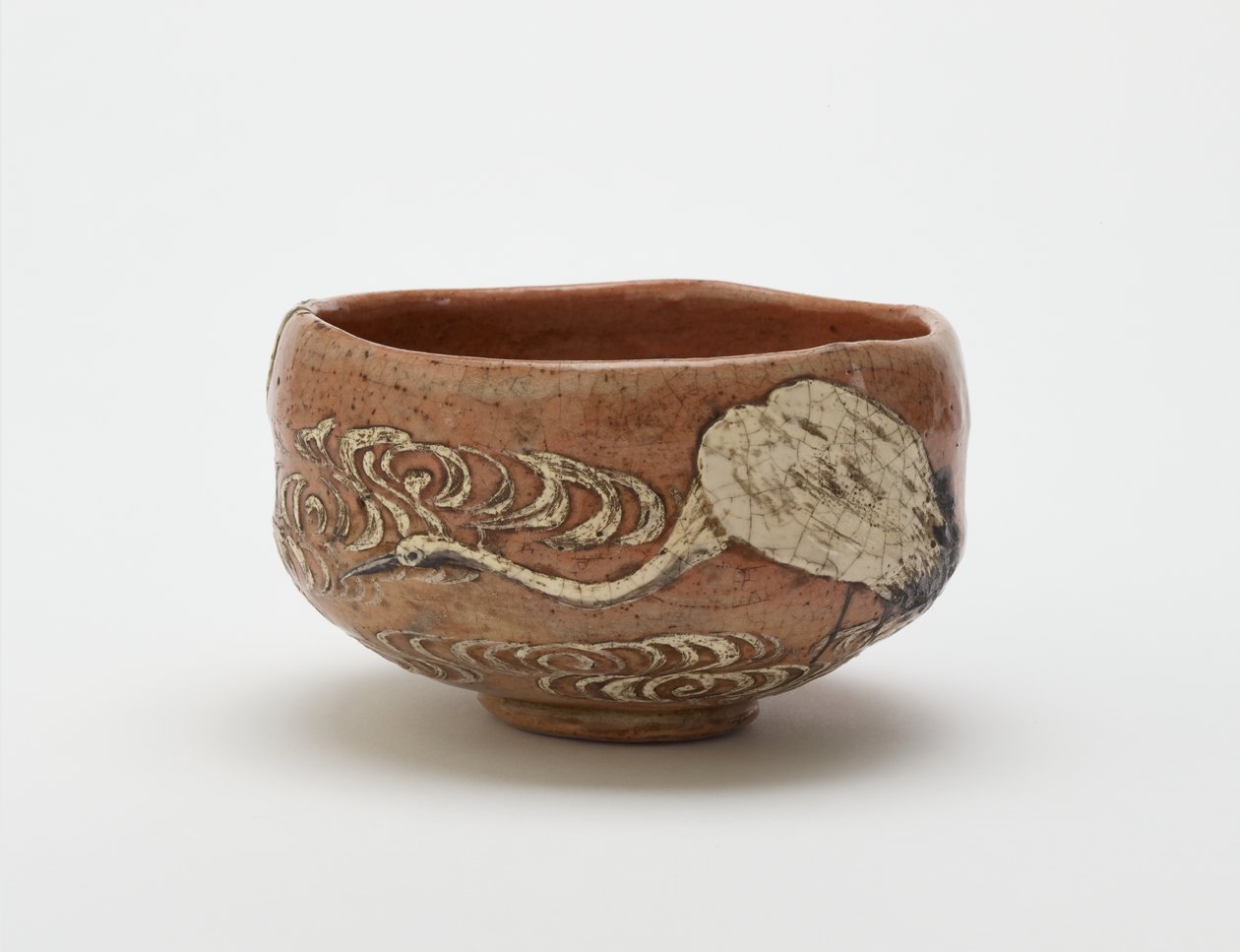 Tigela de chá estilo Kenzan com desenho de guindaste e água corrente, final do século 19 (argila vermelha, pasta branca, pigmento de ferro sob esmalte de chumbo transparente) de Ogata (style of) Kenzan