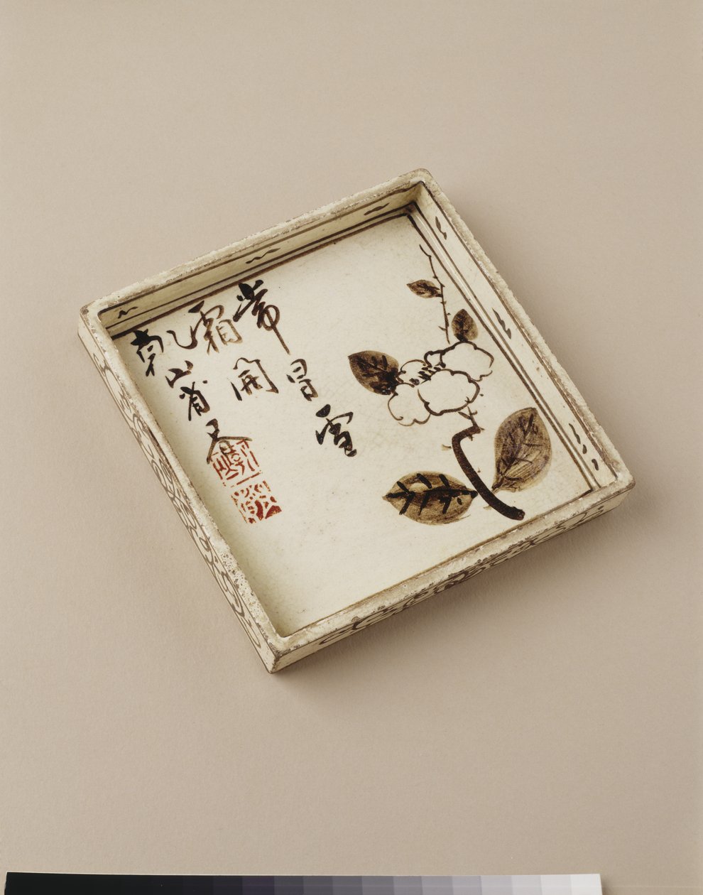 Prato para bolo com desenho de ameixa, início do século XVIII (cerâmica com óxido de ferro e esmaltes transparentes) de Ogata Kenzan
