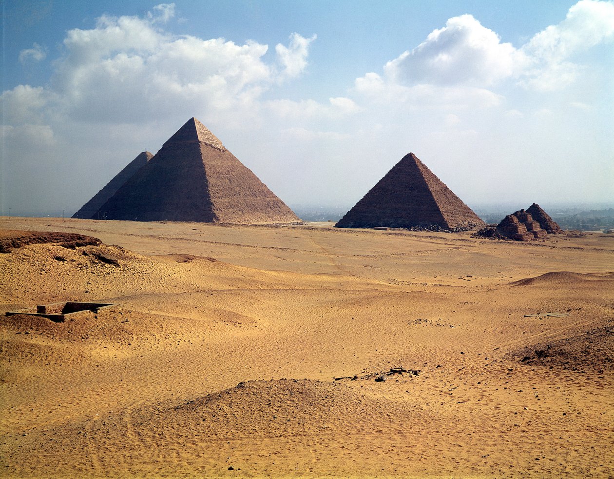 Vista das pirâmides de Quéops, Quéfren e Mycerinus de Old Kingdom Egyptian