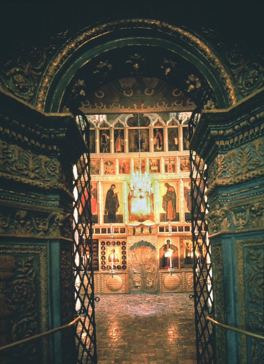 Interior com a iconóstase na Catedral da Anunciação no Kremlin de Moscou, 14-15 cen. de Old Russian Architecture