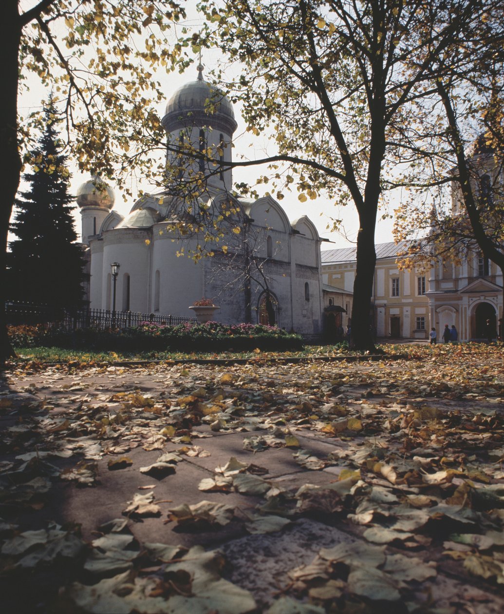 A Catedral da Trindade com o túmulo de São Sérgio de Radonej, 1422 de Old Russian Architecture