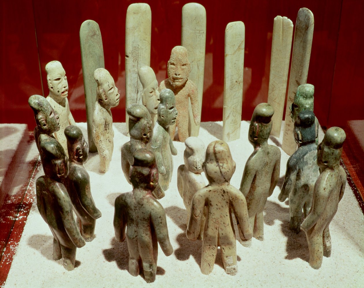 Oferta de dezasseis figuras masculinas, de La Venta, Tabasco, Período Pré-Clássico, do século IX aC ao século I dC (jade) de Olmec