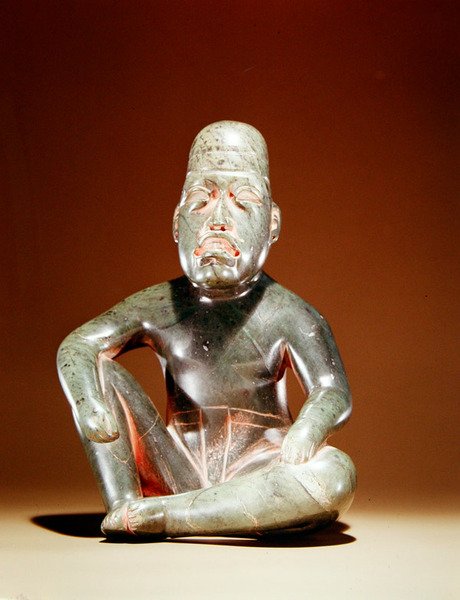 Estatueta de jade (jadite com tinta residual) de Olmec