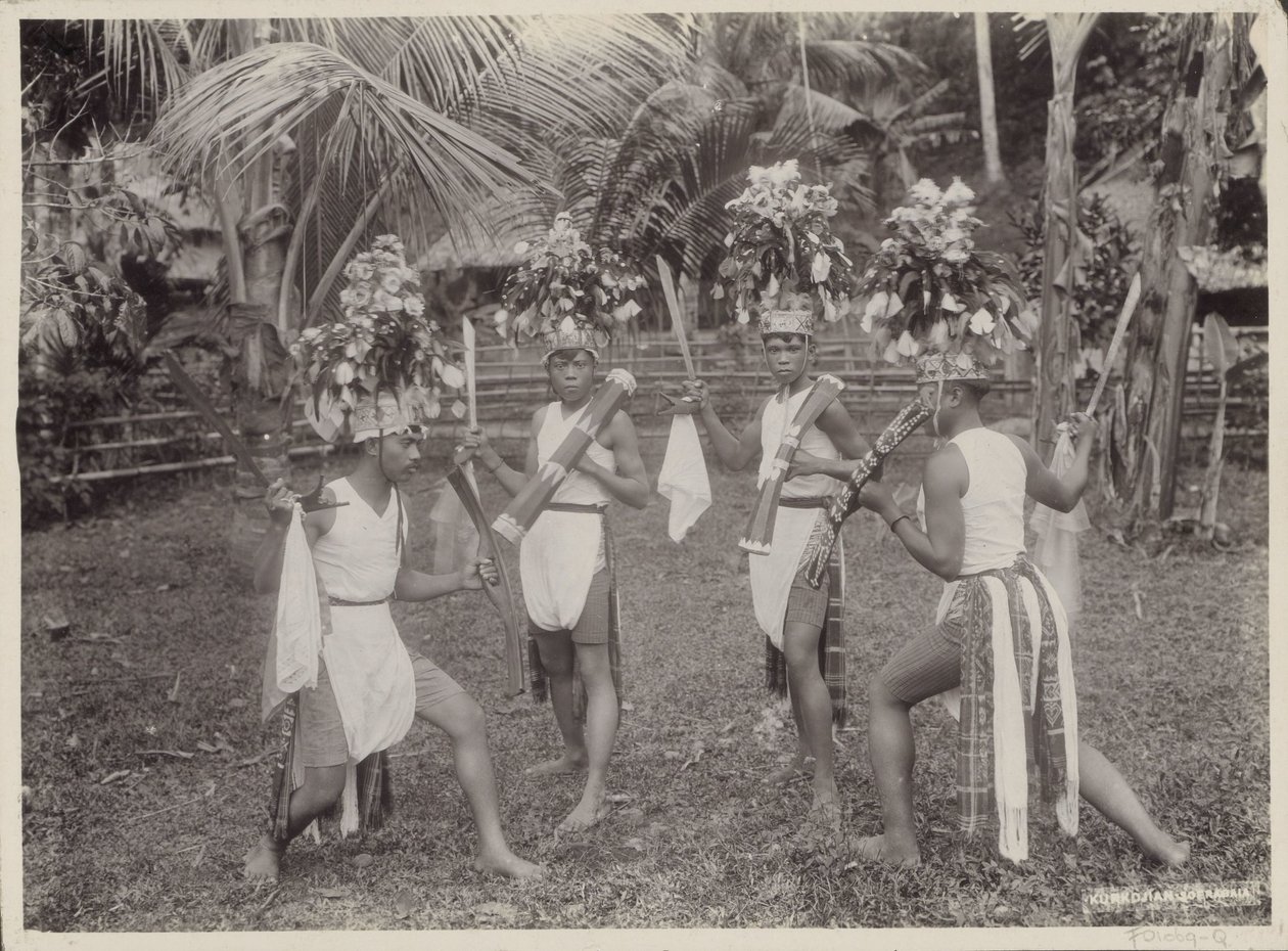 Meninos indianos em trajes dançando com kris na mão de Onnes Kurkdjian