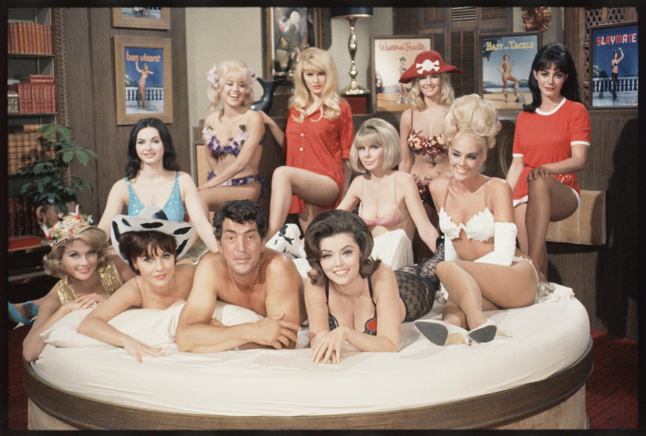 Dean Martin como Matt Helm e as meninas no set 