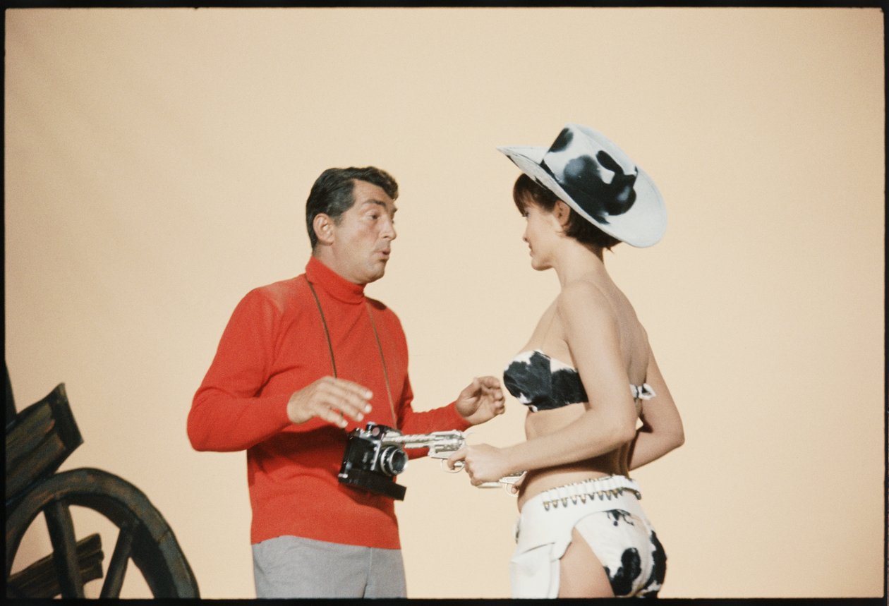 Dean Martin como Matt Helm no set 