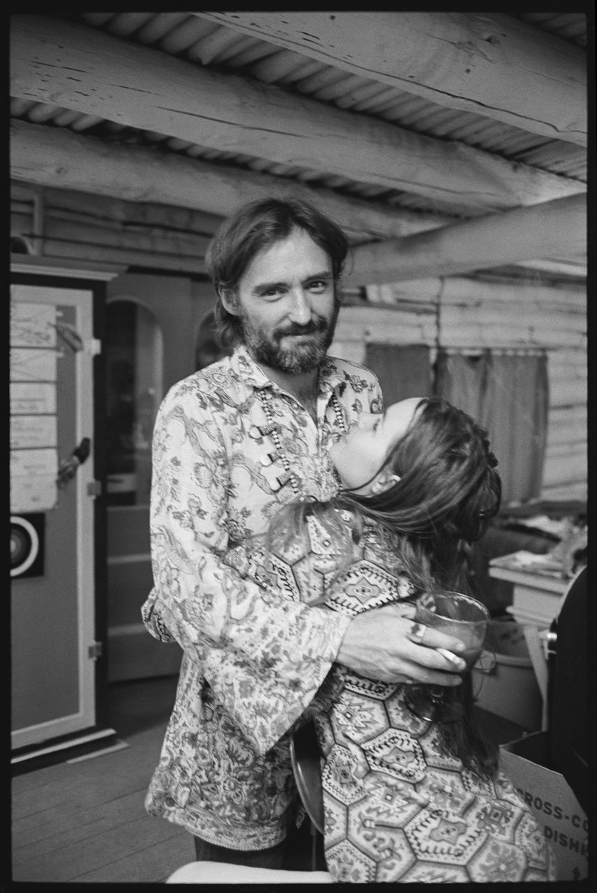 Dennis Hopper e a esposa Michelle Phillips em casa no Novo México de Orlando Suero