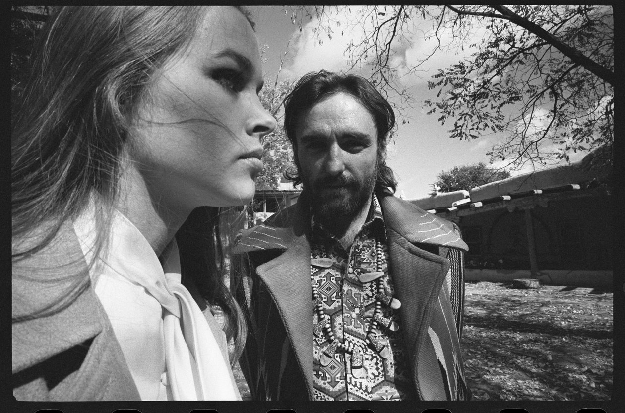 Dennis Hopper e a esposa Michelle Phillips em casa no Novo México de Orlando Suero