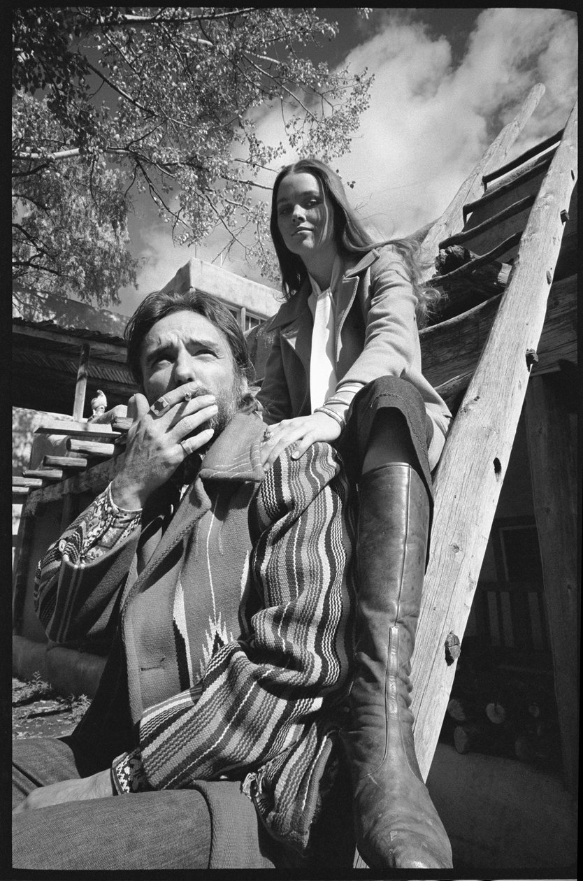 Dennis Hopper e a esposa Michelle Phillips em uma escada no Novo México de Orlando Suero